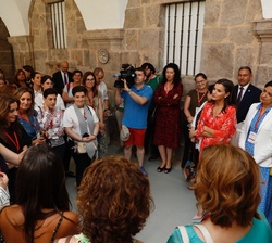Doña Letizia conversa con los participantes en el seminario